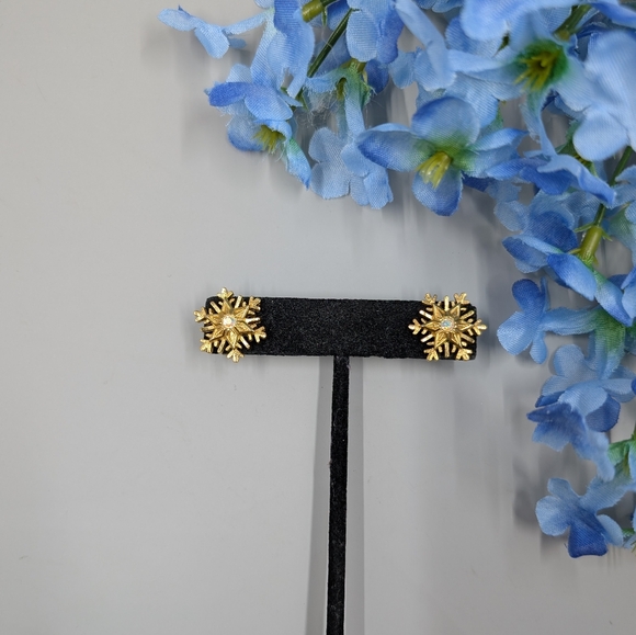 Jewelry - Gorgeous Snowflake Vintage Gold Plated Stud Earrings With Crystal Accents
